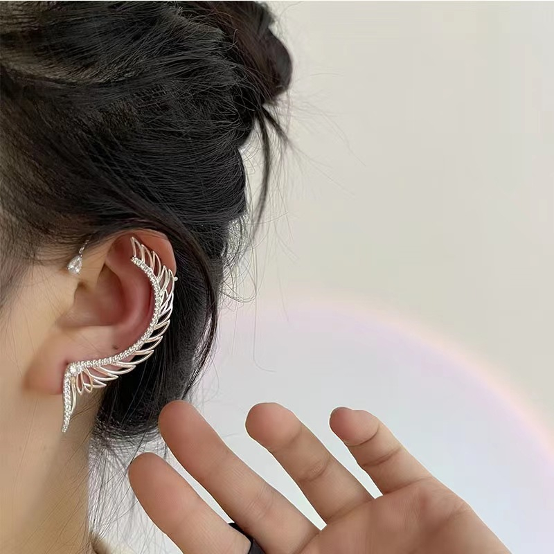 Khuyên kẹp vành tai  sang trọng bướm lông vũ đính hạt lấp lánh Tatitava