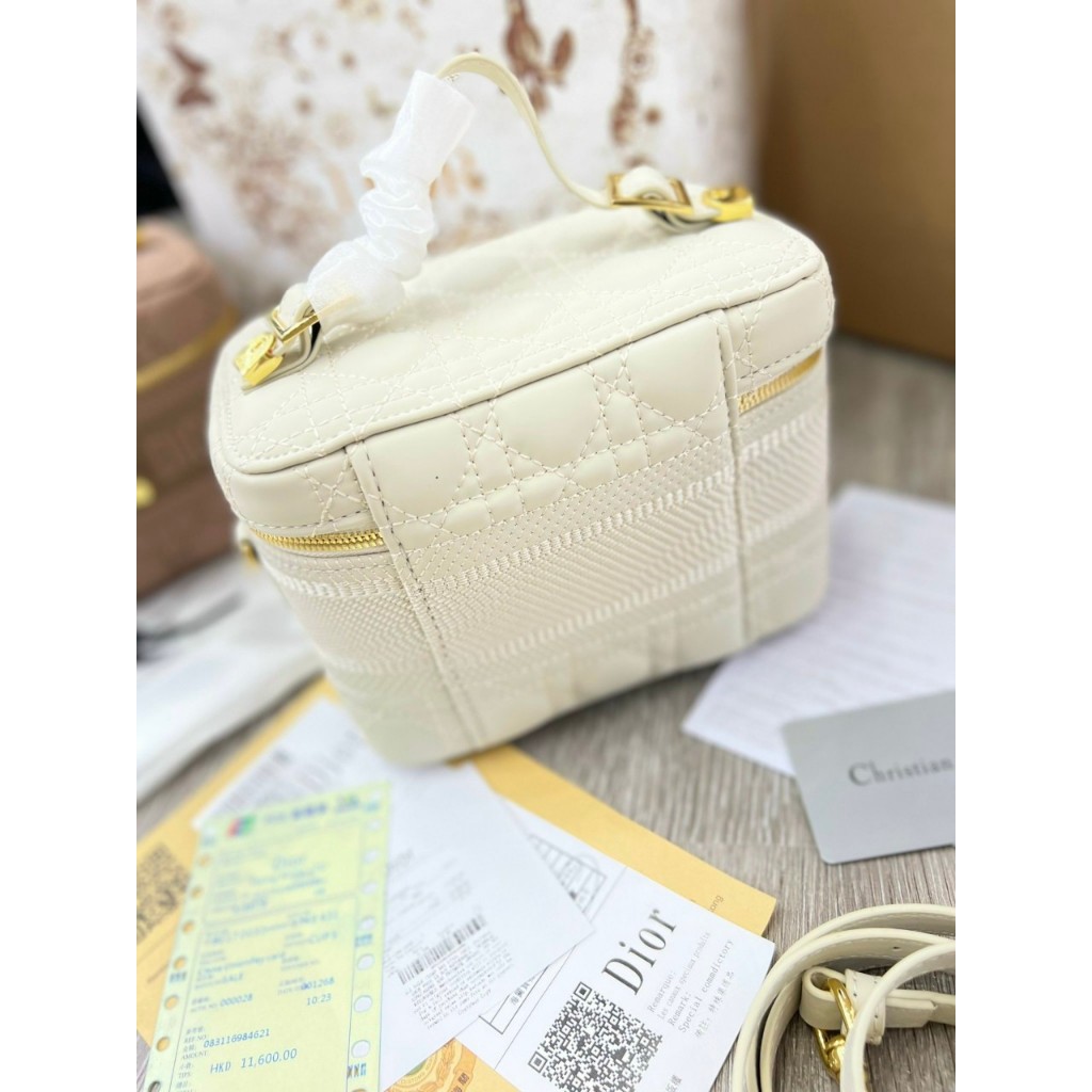 Túi Dior Vanity dáng cốp Small Travel Supper VIP tone trắng thêu sắc nét - Shop Lynh