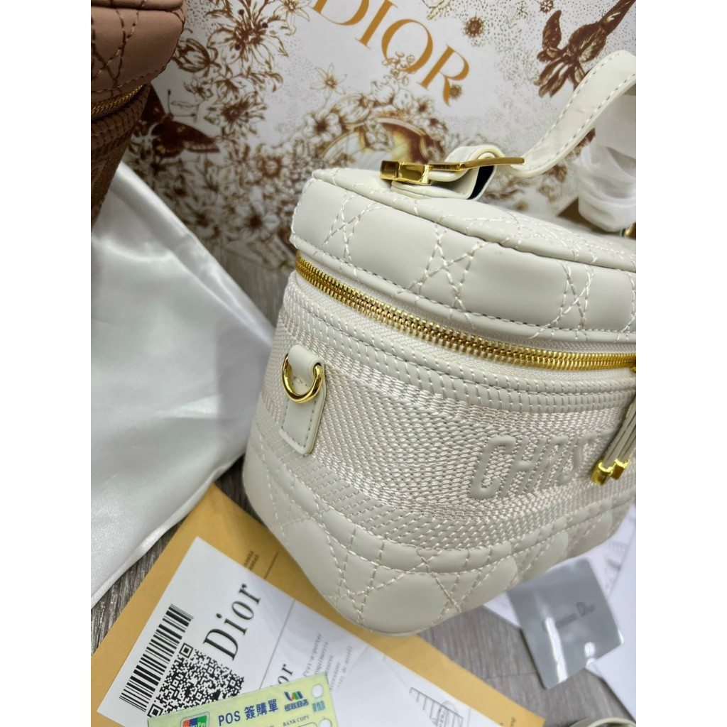 Túi Dior Vanity dáng cốp Small Travel Supper VIP tone trắng thêu sắc nét - Shop Lynh