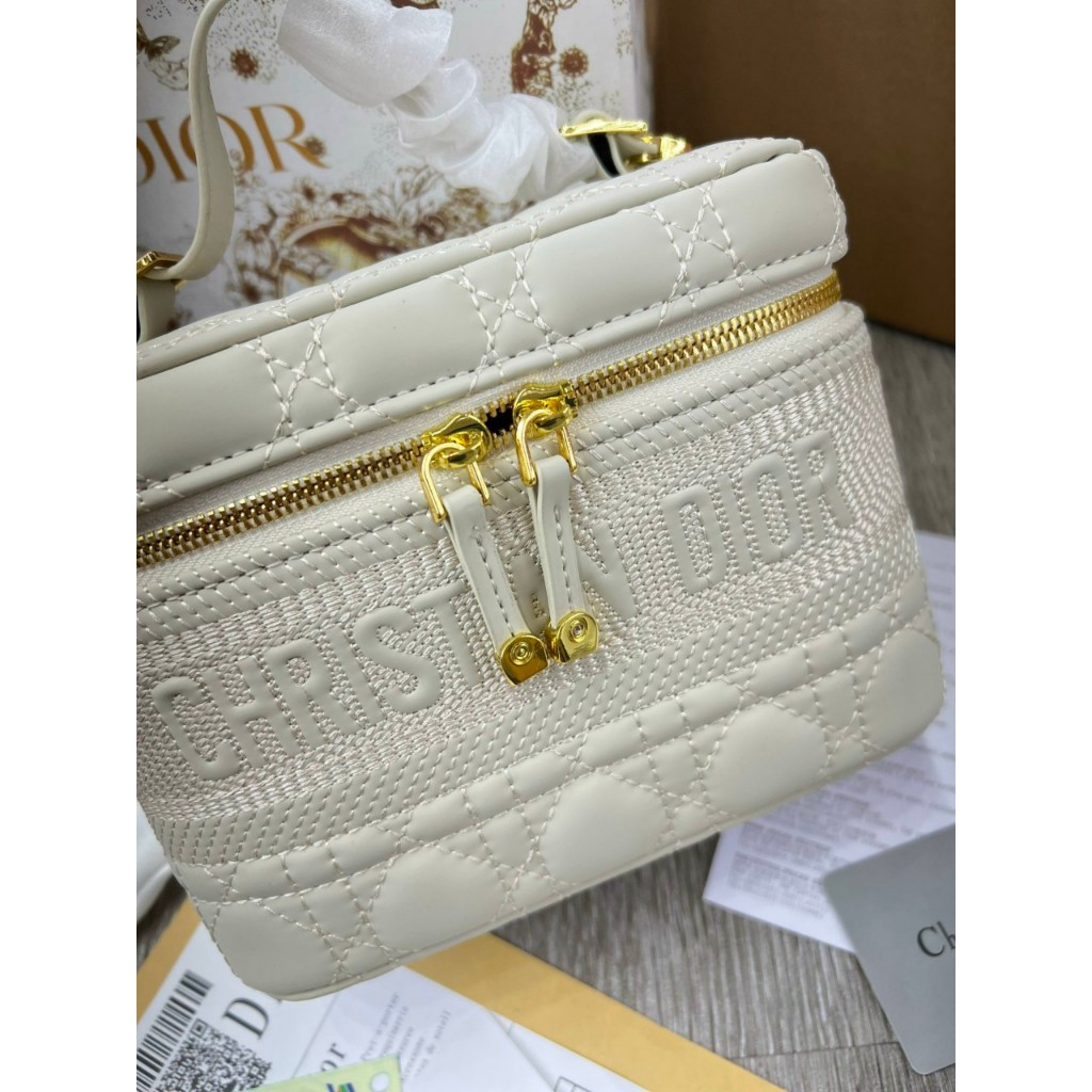 Túi Dior Vanity dáng cốp Small Travel Supper VIP tone trắng thêu sắc nét - Shop Lynh