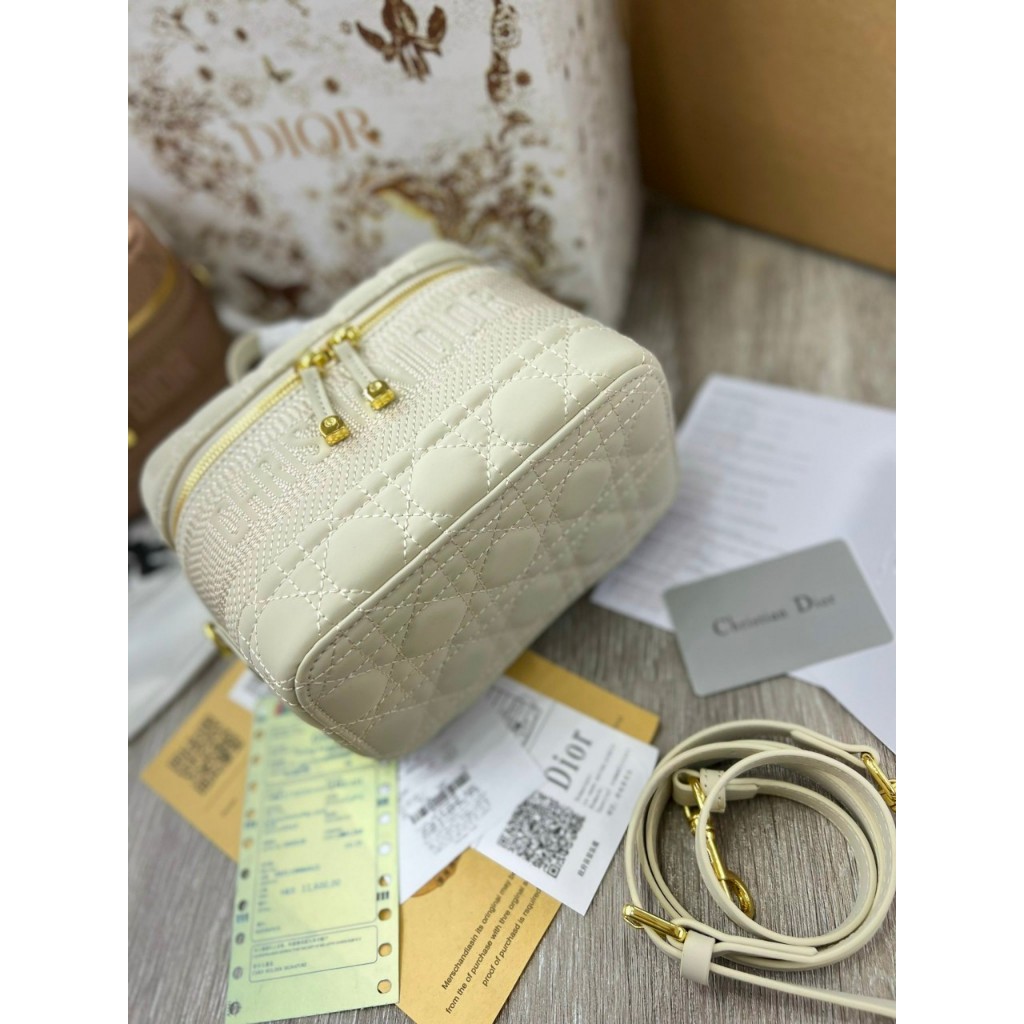 Túi Dior Vanity dáng cốp Small Travel Supper VIP tone trắng thêu sắc nét - Shop Lynh