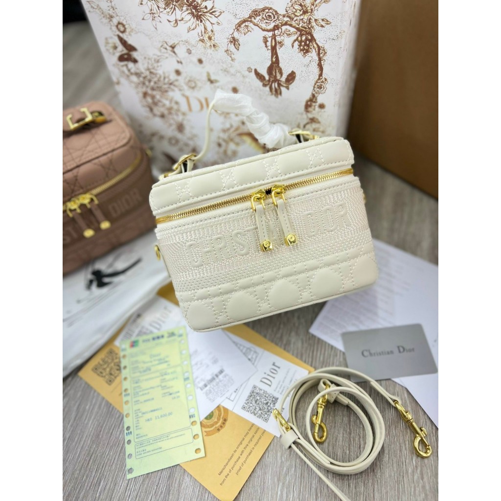 Túi Dior Vanity dáng cốp Small Travel Supper VIP tone trắng thêu sắc nét - Shop Lynh