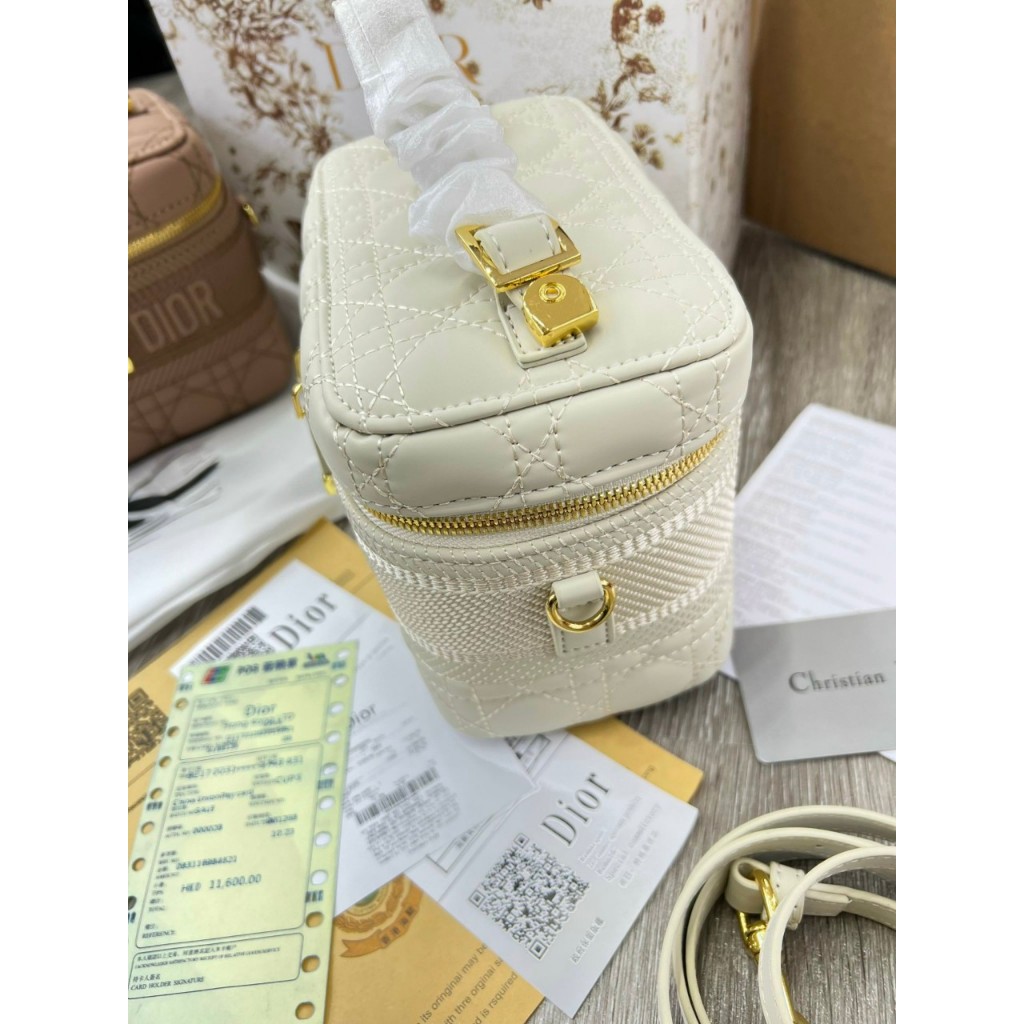 Túi Dior Vanity dáng cốp Small Travel Supper VIP tone trắng thêu sắc nét - Shop Lynh