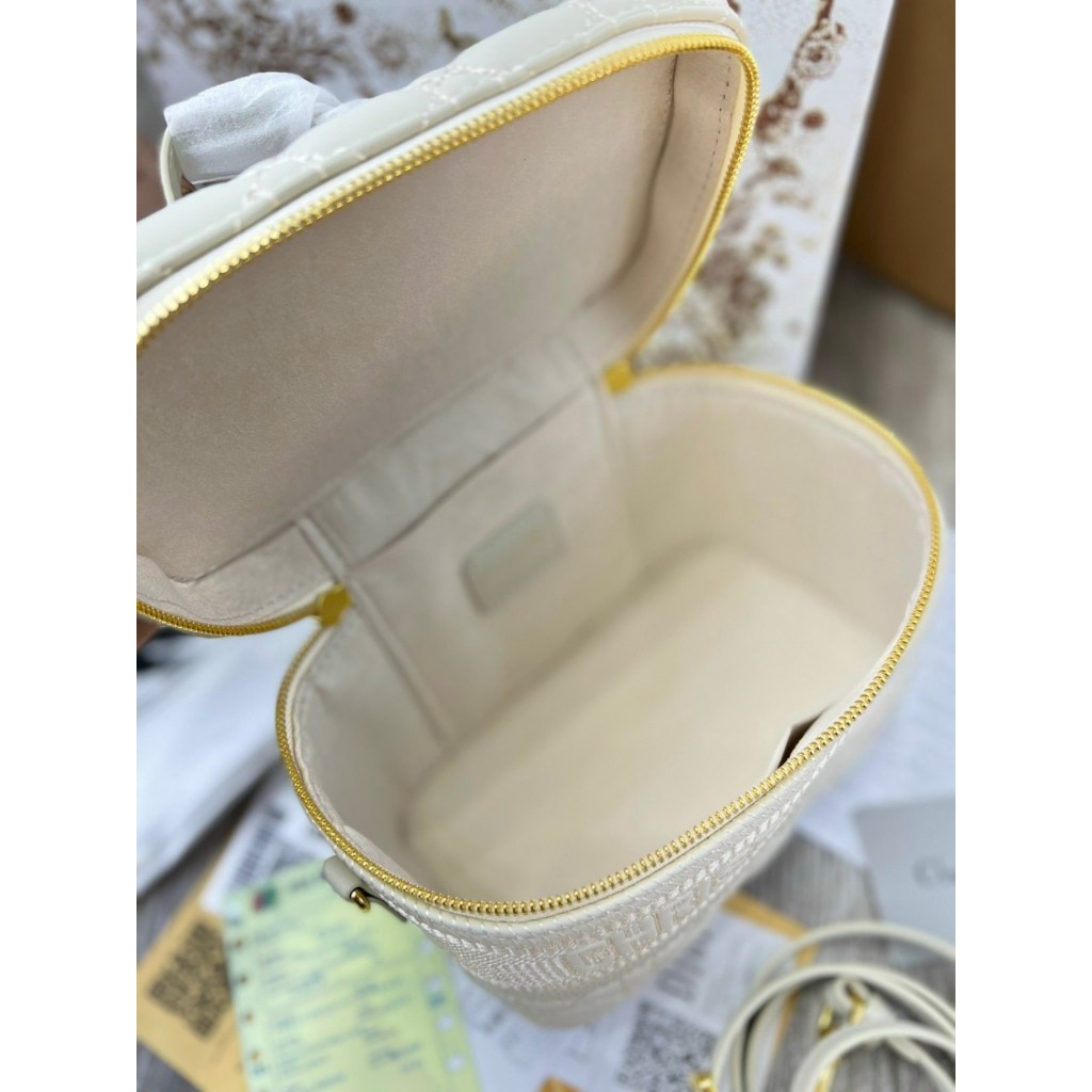 Túi Dior Vanity dáng cốp Small Travel Supper VIP tone trắng thêu sắc nét - Shop Lynh