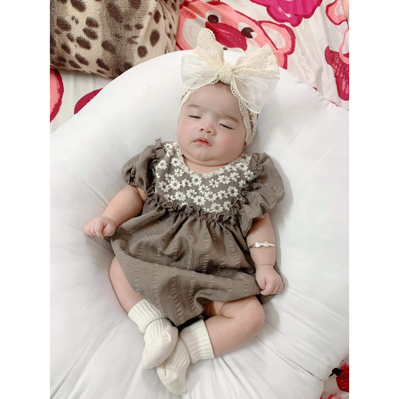 Body suit liền thân cổ bèo ren hoa nổi Tiệm Su Kids