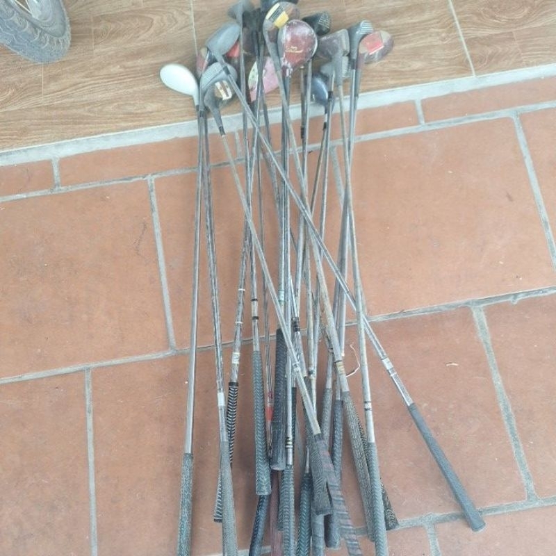 Gậy golf đầu to cũ làm tự vệ.