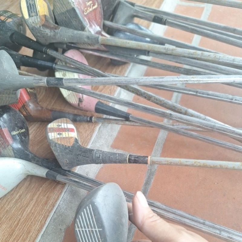 Gậy golf đầu to cũ làm tự vệ.