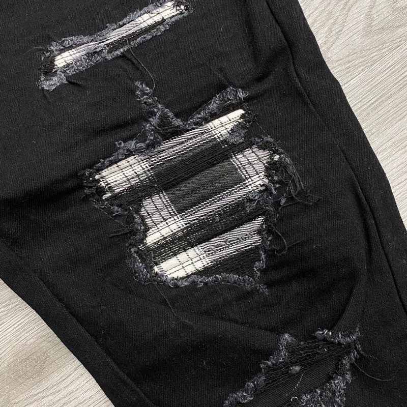 Quần jean nam chất denim rách kèm thêu logo chữ rách vá da form skinny phong cách boi phố