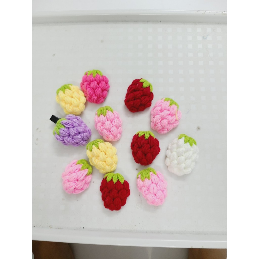 Hoa len móc hình quả dâu size 5 cm. có ghim cài áo