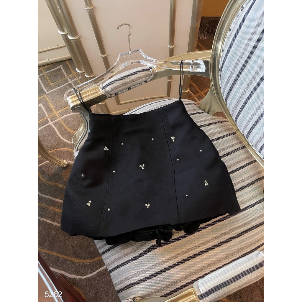 Sét áo croptop đính đá viền bèo kèm chân váy tafta đính đá hàng chuẩn Shirley