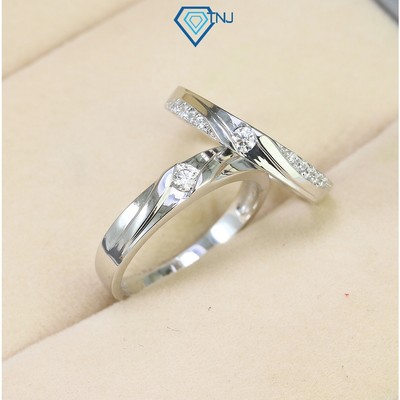 Nhẫn đôi bạc đính Moissanite xi bạch kim sang trọng, nhẫn đôi cầu hôn khắc tên miễn phí NDM0007 - Trang Sức TNJ