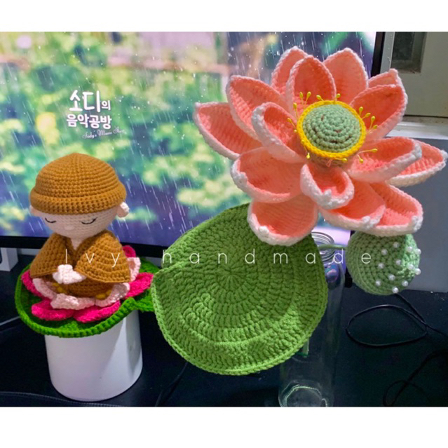 Chú tiểu và hoa sen móc len handmade