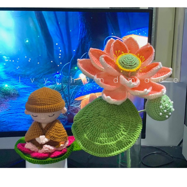Chú tiểu và hoa sen móc len handmade