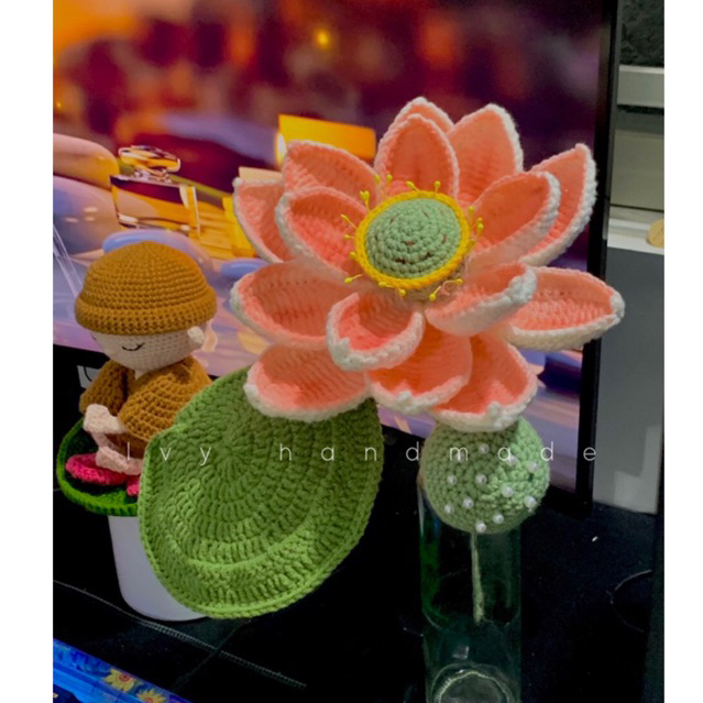Chú tiểu và hoa sen móc len handmade
