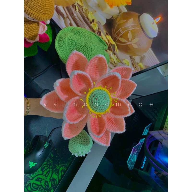 Chú tiểu và hoa sen móc len handmade