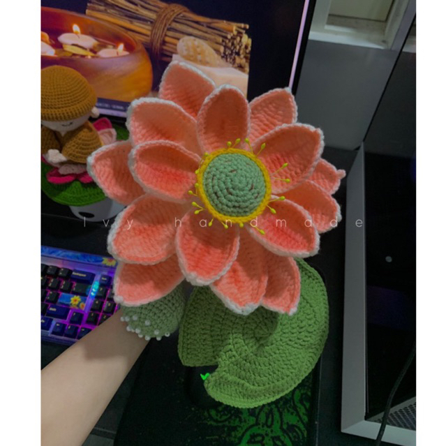 Chú tiểu và hoa sen móc len handmade