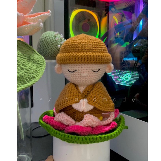 Chú tiểu và hoa sen móc len handmade