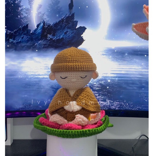 Chú tiểu và hoa sen móc len handmade