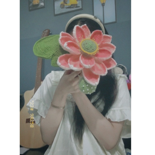 Chú tiểu và hoa sen móc len handmade