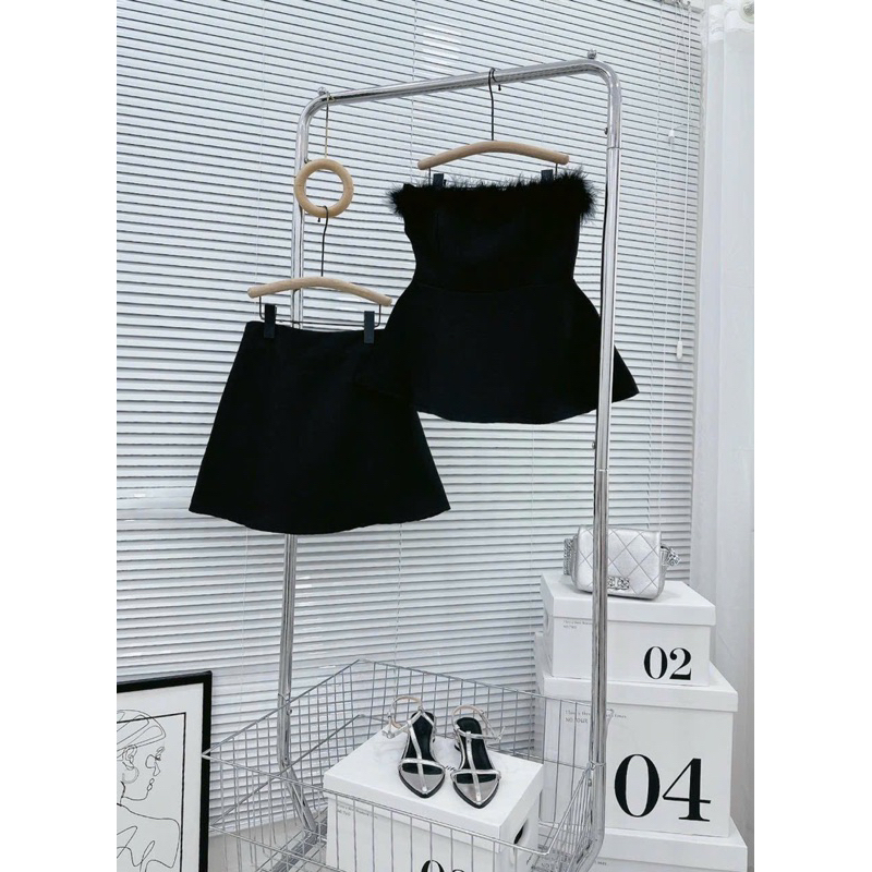 Set Áo Ống Đen Cúp Lông Vũ + Chân Váy