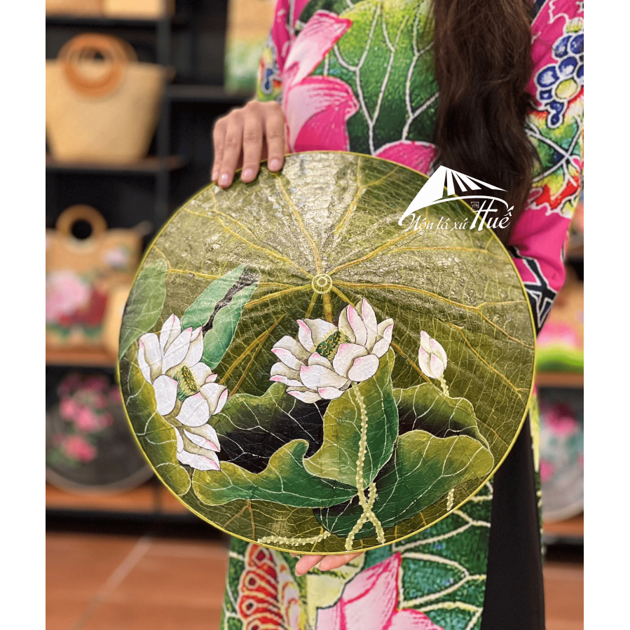 Nón lá sen xứ Huế