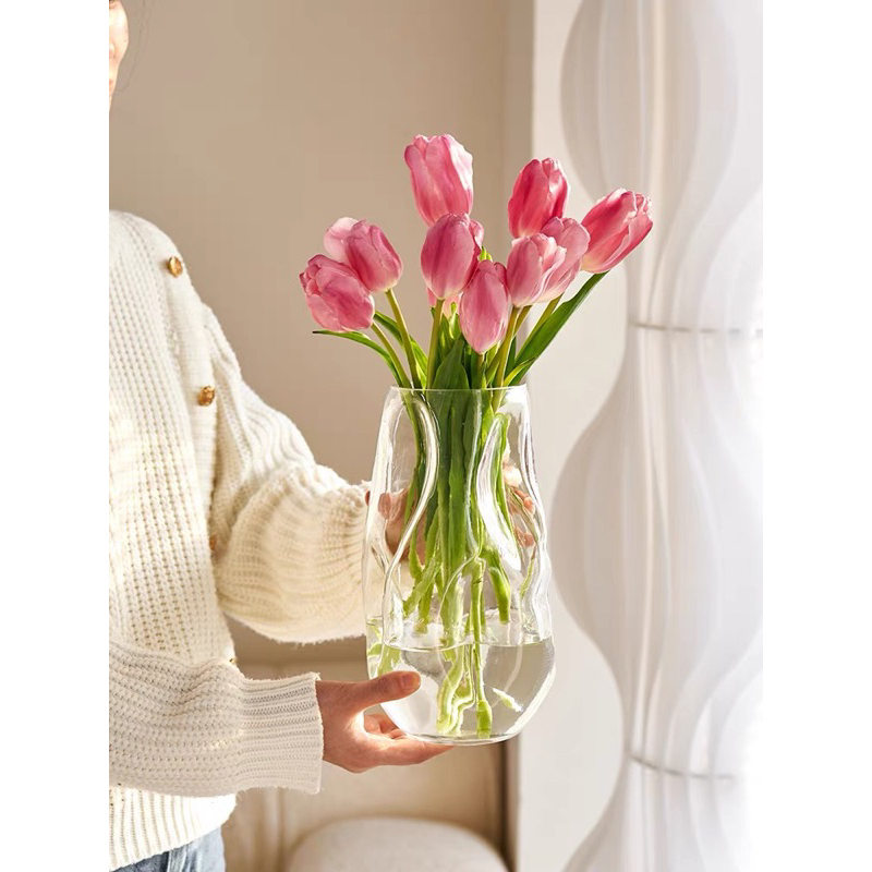 Bình hoa dáng tượng lạ mắt thiết kế phong cách độc đáo