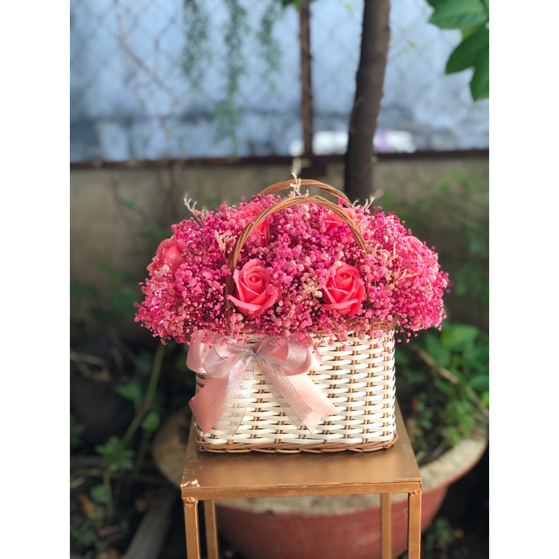 Giỏ hoa babi khô phối hoa sáp hồng