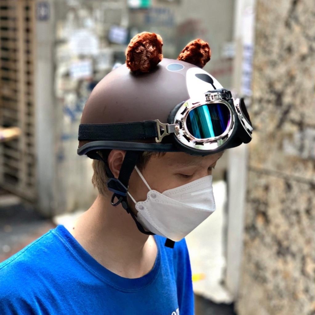 Mũ bảo hiểm hình gấu dâu, có tai ,Picachu tai cute kèm kính thời trang ngộ nghĩnh đáng yêu