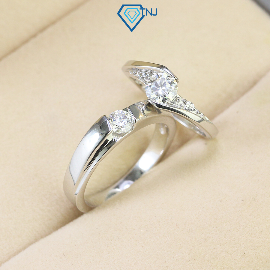 Nhẫn cặp đôi đính kim cương Moissanite xi bạch kim kiểm định GRA cao cấp, khắc tên NDM0011 - Trang Sức TNJ
