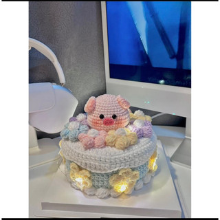 bánh sinh nhật bé heo bằng len handmade