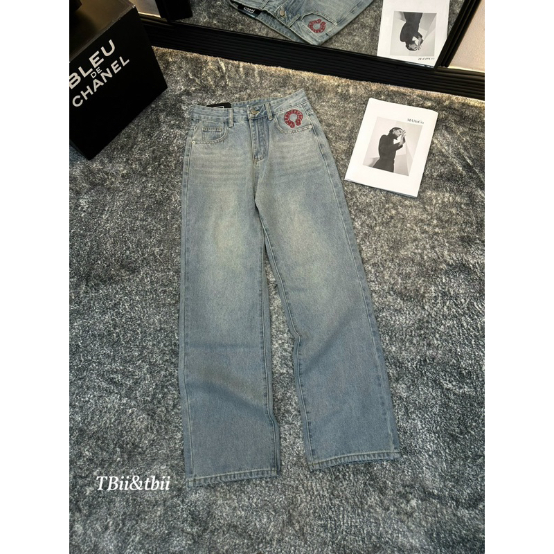 Jeans Xuông Chom Chữ Đỏ