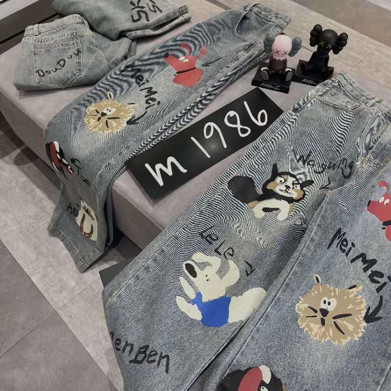 Quần jean suông hoạt hình, áo thun họa tiết tay dài