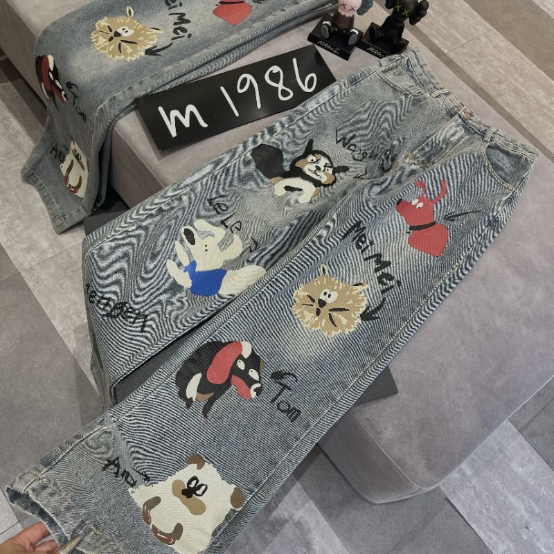 Quần jean suông hoạt hình, áo thun họa tiết tay dài