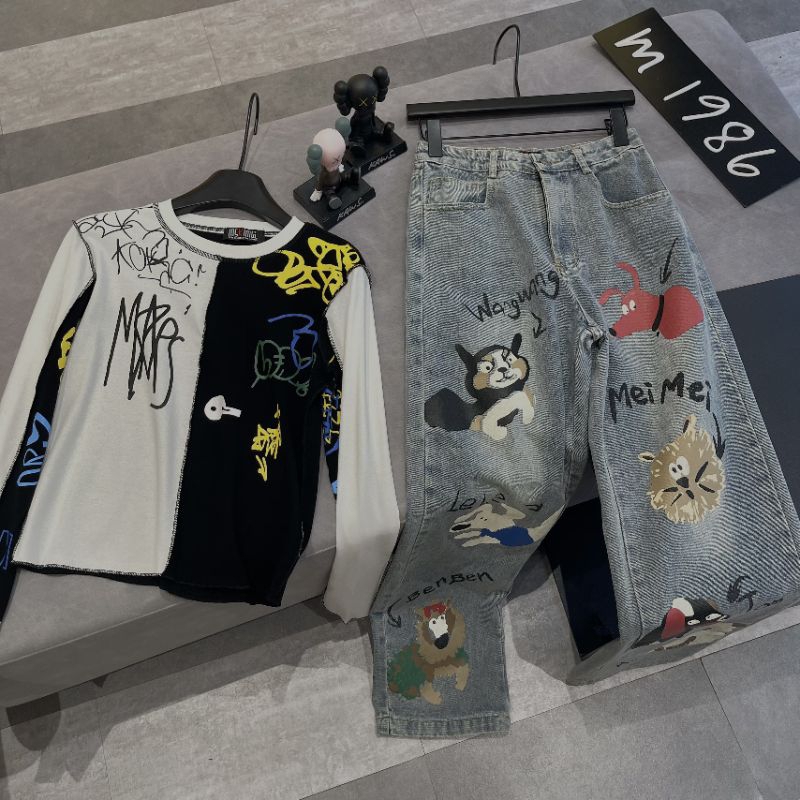 Quần jean suông hoạt hình, áo thun họa tiết tay dài