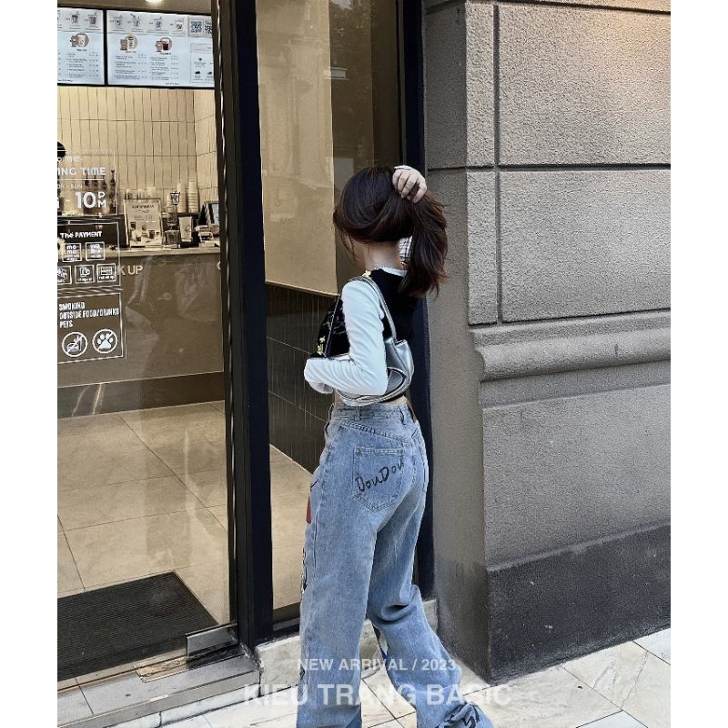 Quần jean suông hoạt hình, áo thun họa tiết tay dài