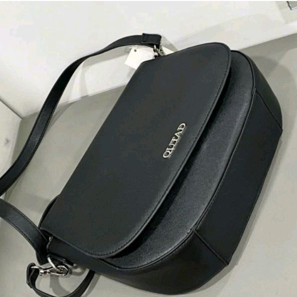 Túi đeo chéo Outad flap xuất dư size 27 cm da PU xước bền bỉ, bên trong rộng rãi, màu đen