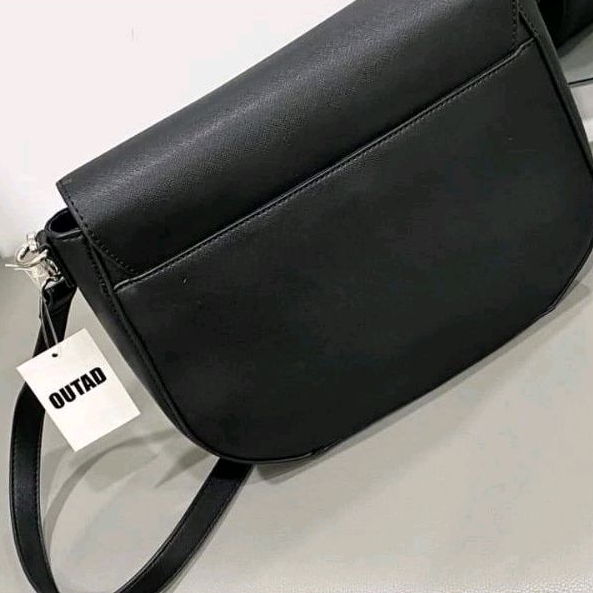 Túi đeo chéo Outad flap xuất dư size 27 cm da PU xước bền bỉ, bên trong rộng rãi, màu đen