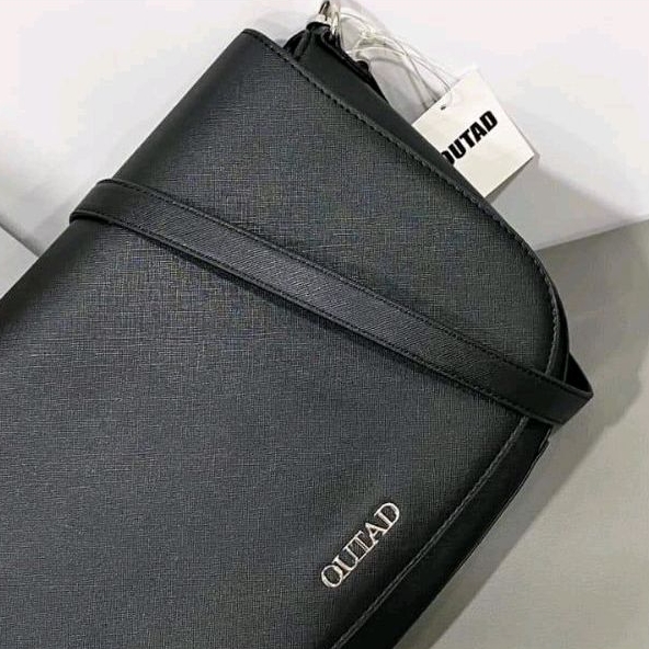 Túi đeo chéo Outad flap xuất dư size 27 cm da PU xước bền bỉ, bên trong rộng rãi, màu đen