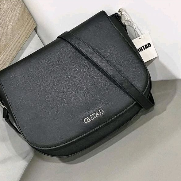 Túi đeo chéo Outad flap xuất dư size 27 cm da PU xước bền bỉ, bên trong rộng rãi, màu đen