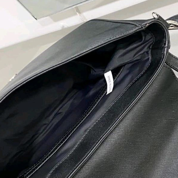 Túi đeo chéo Outad flap xuất dư size 27 cm da PU xước bền bỉ, bên trong rộng rãi, màu đen