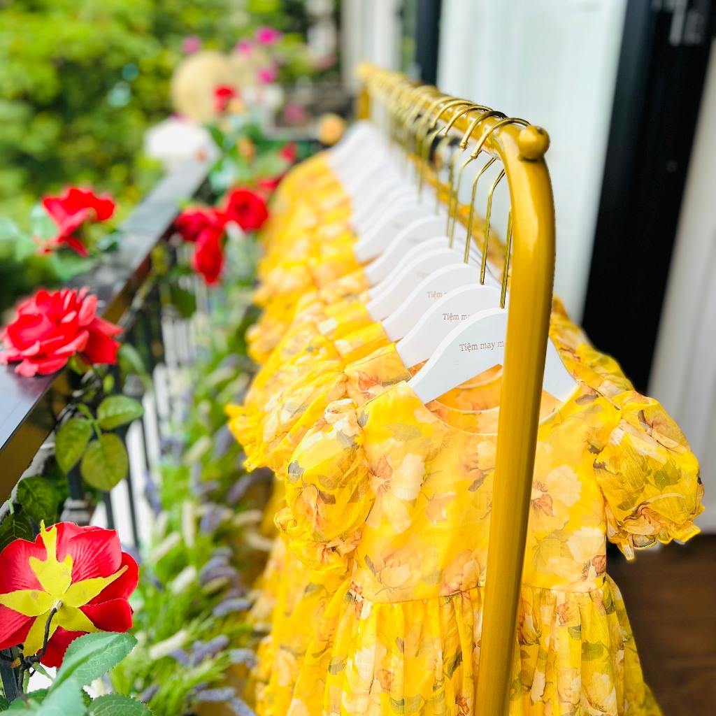 Váy bé gái, đầm bé gái họa tiết hoa hồng  màu vàng cực sang chảnh cho bé gái từ 1- 10 tuổi tại Mom's Choice