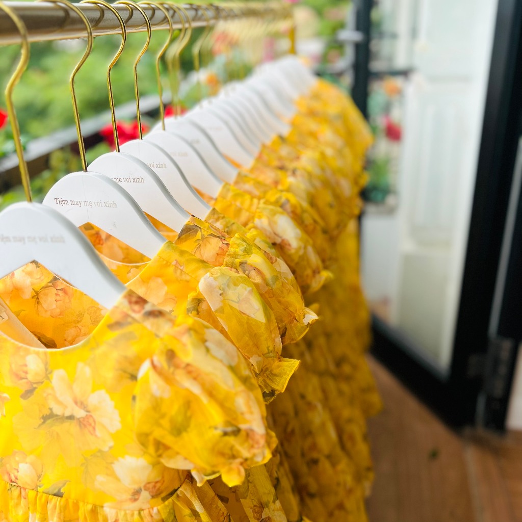 Váy bé gái, đầm bé gái họa tiết hoa hồng  màu vàng cực sang chảnh cho bé gái từ 1- 10 tuổi tại Mom's Choice