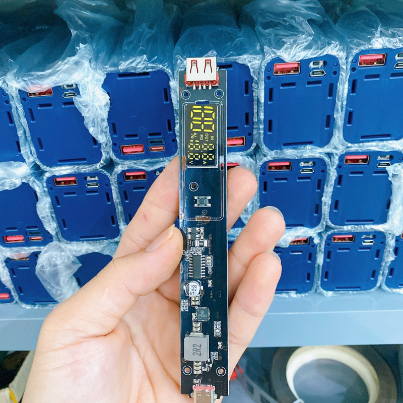 Box sạc 4 cell pin 21700 sạc nhanh 22,5w