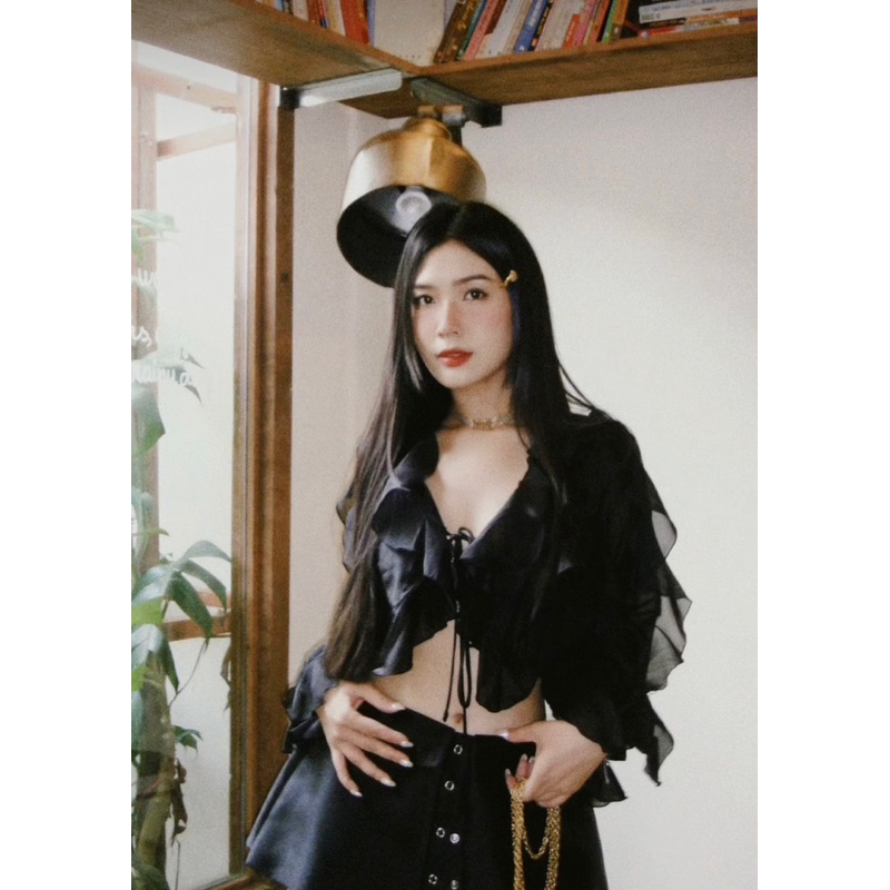 SET áo crop voan đen viền bèo tầng + Chân Váy Đính Nút