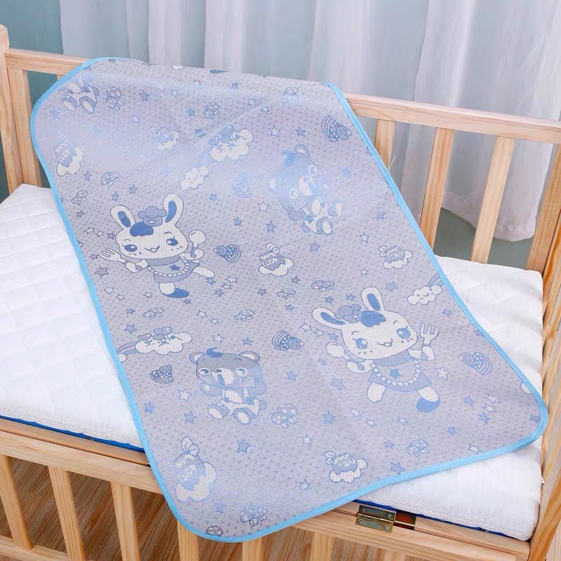 Tấm lót cũi cho bé họa tiết ngộ nghĩnh phù hợp với cũi kích thước 105 cm