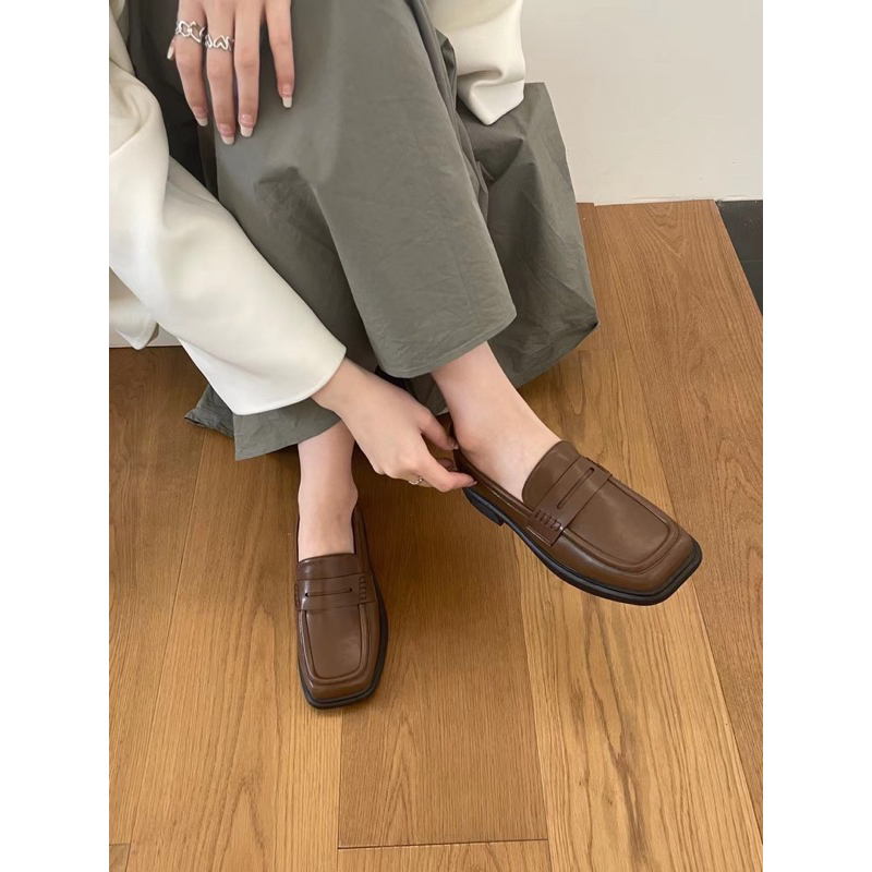 Giày mũi vuông phong cách retro