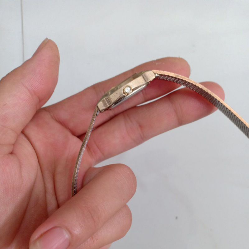 Đồng hồ si nhật nữ mặt tank vuông hiệu VOLCAS  dây thép lụa mạ vàng 10k