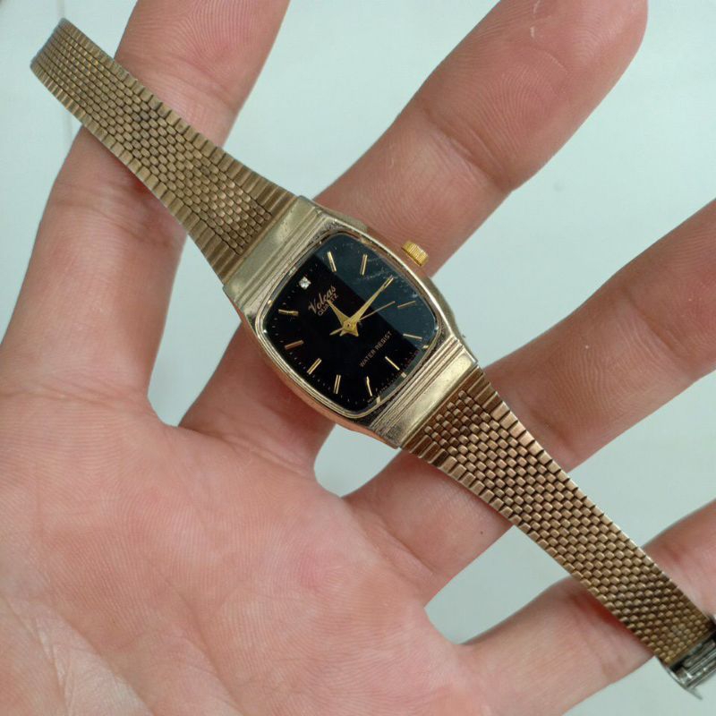 Đồng hồ si nhật nữ mặt tank vuông hiệu VOLCAS  dây thép lụa mạ vàng 10k