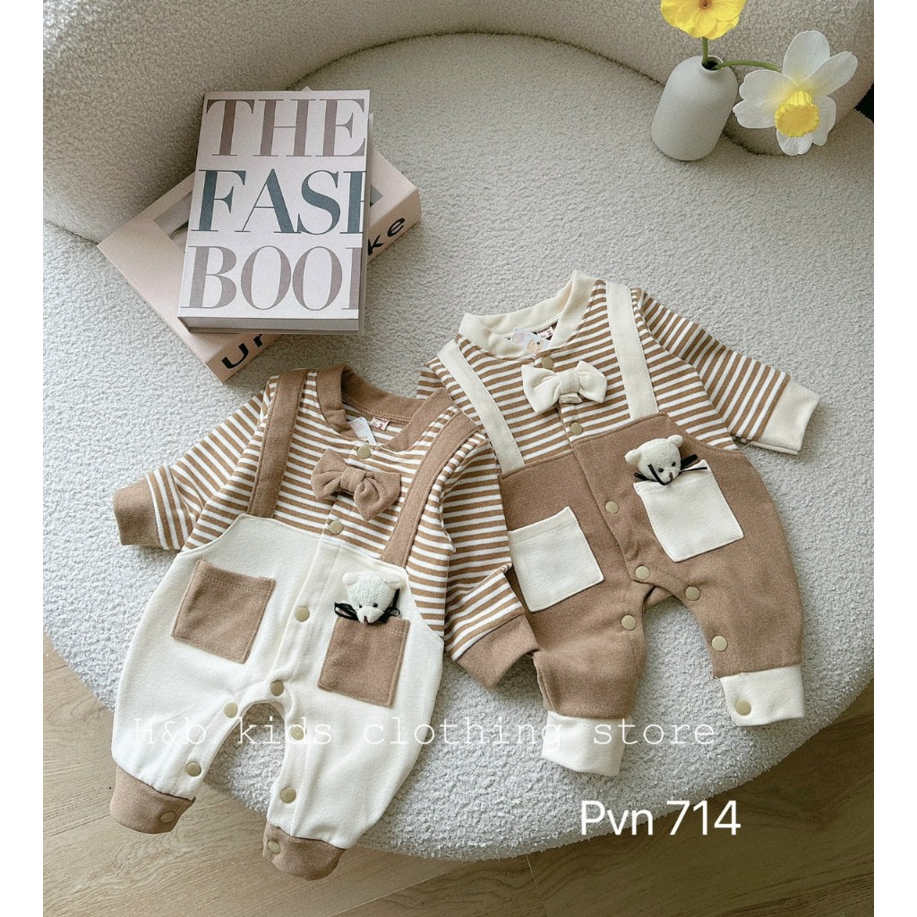 Body zip lông kẻ ngang đính nơ cổ cực yêu cho bé