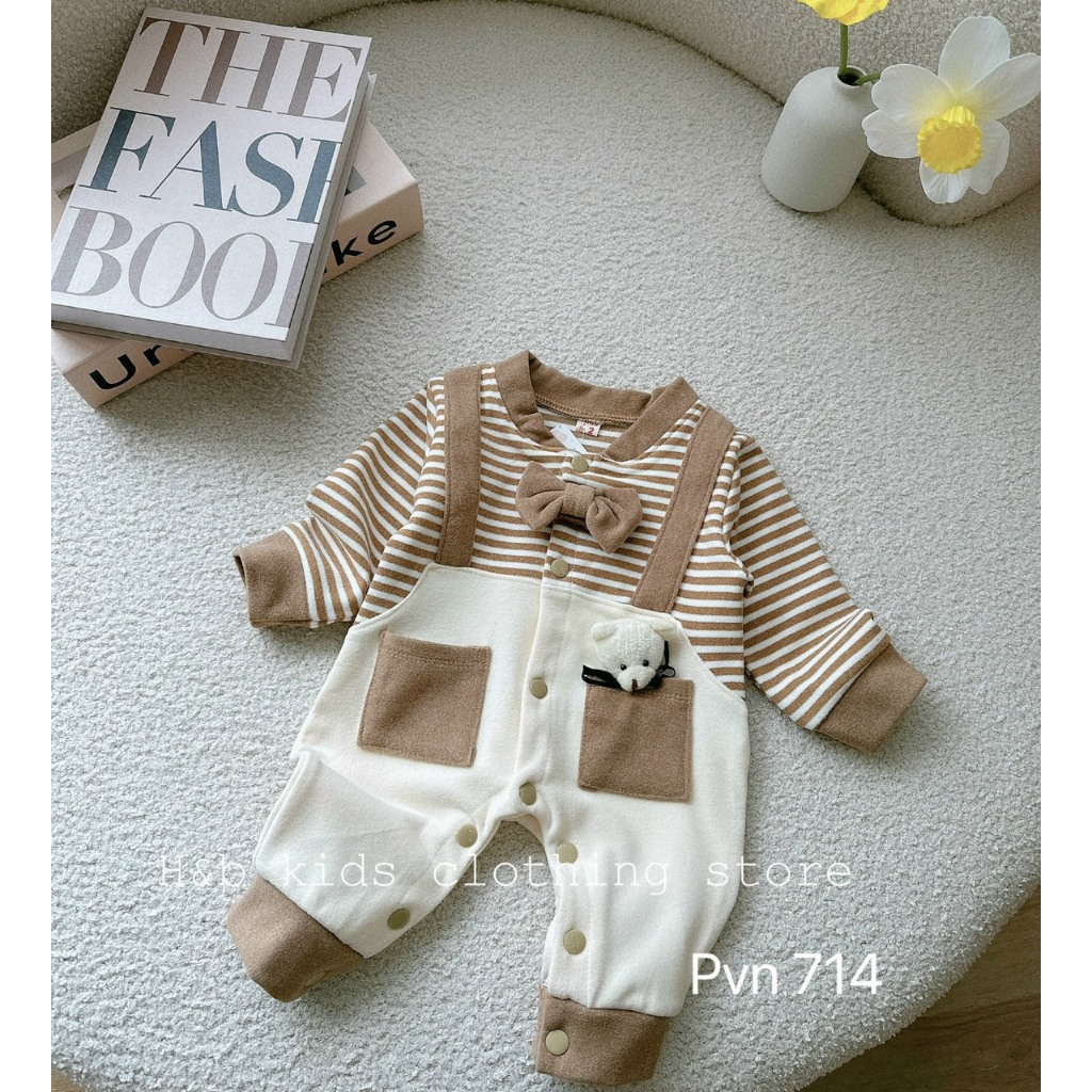 Body zip lông kẻ ngang đính nơ cổ cực yêu cho bé